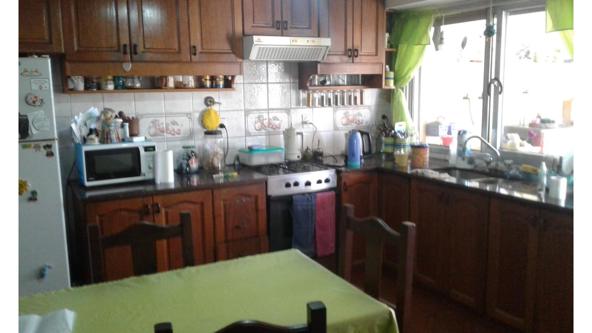 Fleming 1700 2°  – ARS1.200.000 – Tipo Casa PH – en Alquiler